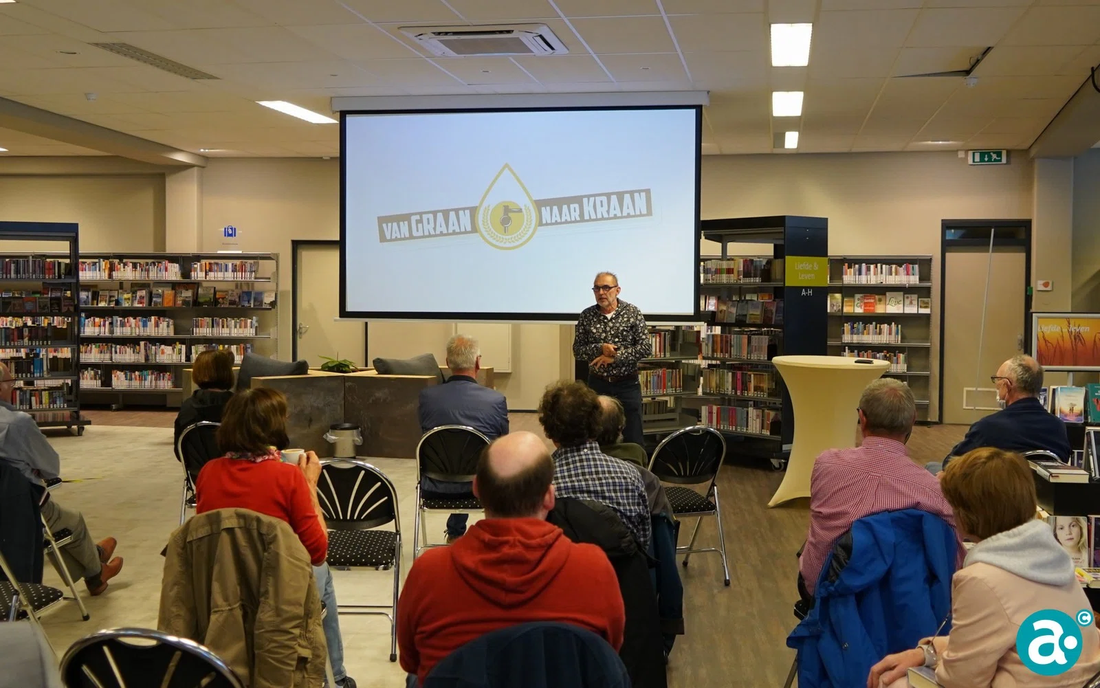 Boek 'Gebrouwen in Weert' aangeboden aan wethouder Gabriëls