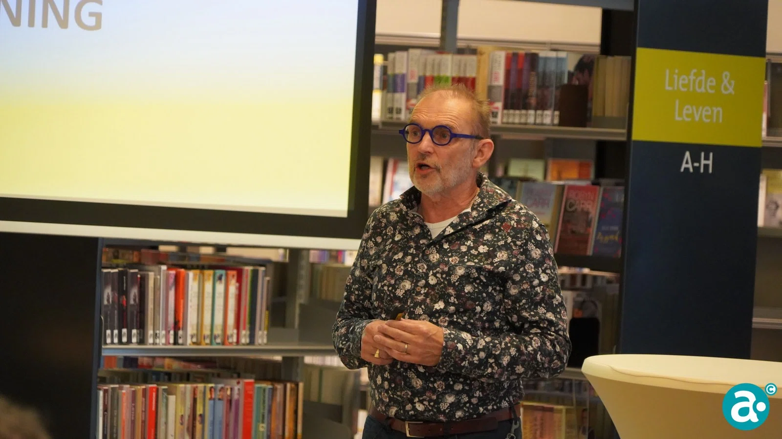Boek 'Gebrouwen in Weert' aangeboden aan wethouder Gabriëls