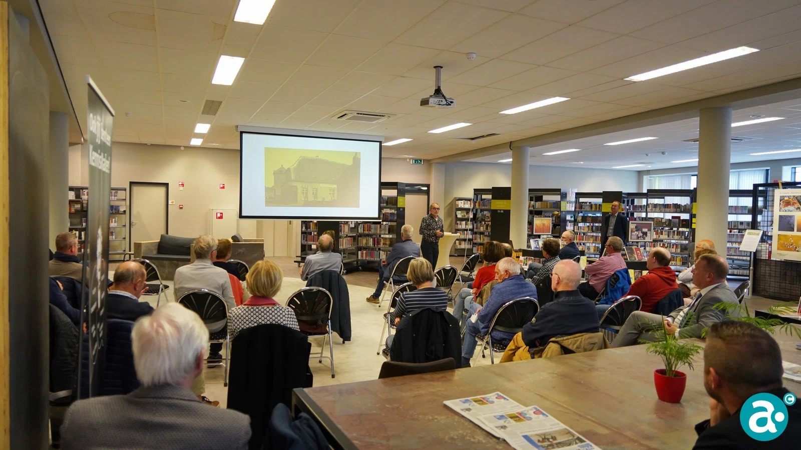Boek 'Gebrouwen in Weert' aangeboden aan wethouder Gabriëls