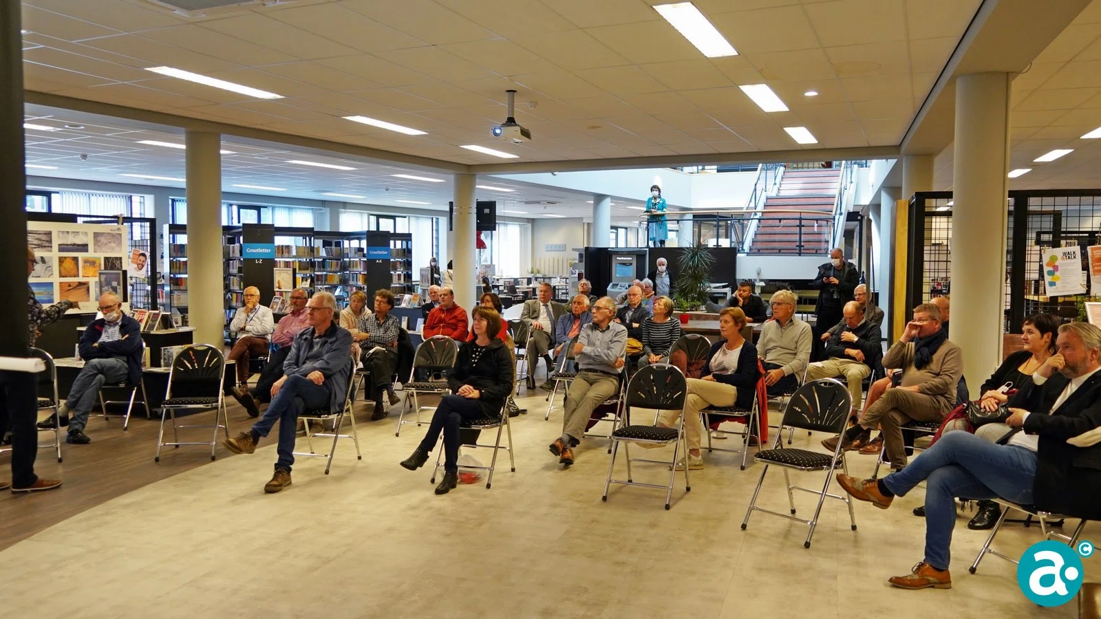 Boek 'Gebrouwen in Weert' aangeboden aan wethouder Gabriëls