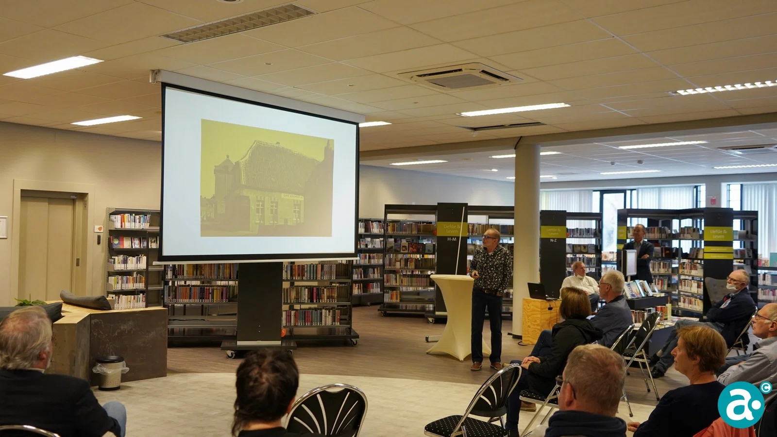 Boek 'Gebrouwen in Weert' aangeboden aan wethouder Gabriëls