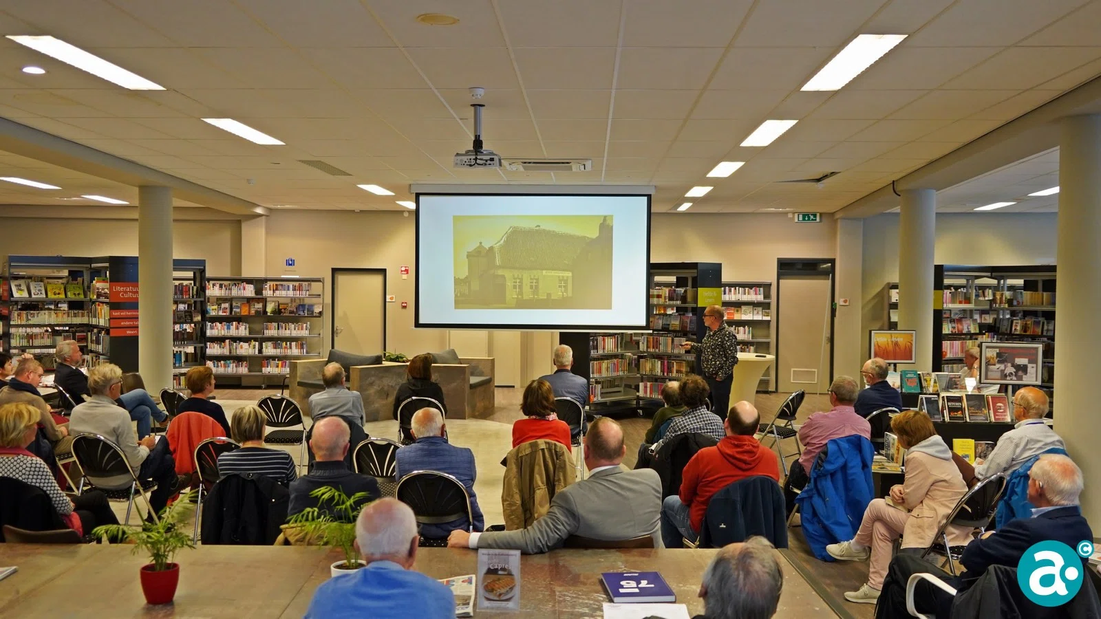 Boek 'Gebrouwen in Weert' aangeboden aan wethouder Gabriëls