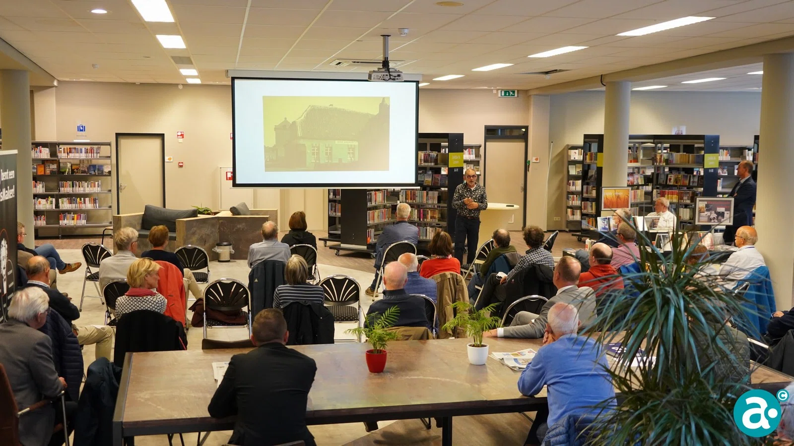 Boek 'Gebrouwen in Weert' aangeboden aan wethouder Gabriëls
