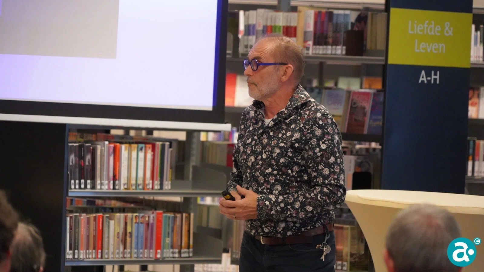Boek 'Gebrouwen in Weert' aangeboden aan wethouder Gabriëls
