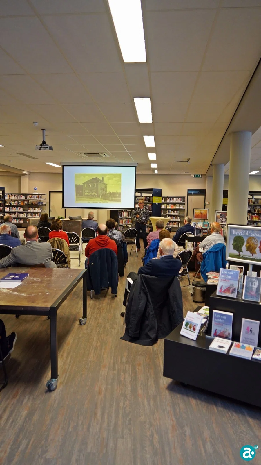 Boek 'Gebrouwen in Weert' aangeboden aan wethouder Gabriëls