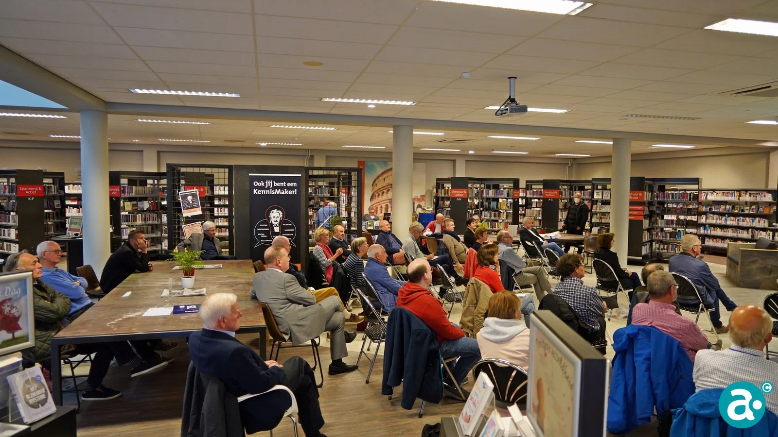 Boek 'Gebrouwen in Weert' aangeboden aan wethouder Gabriëls