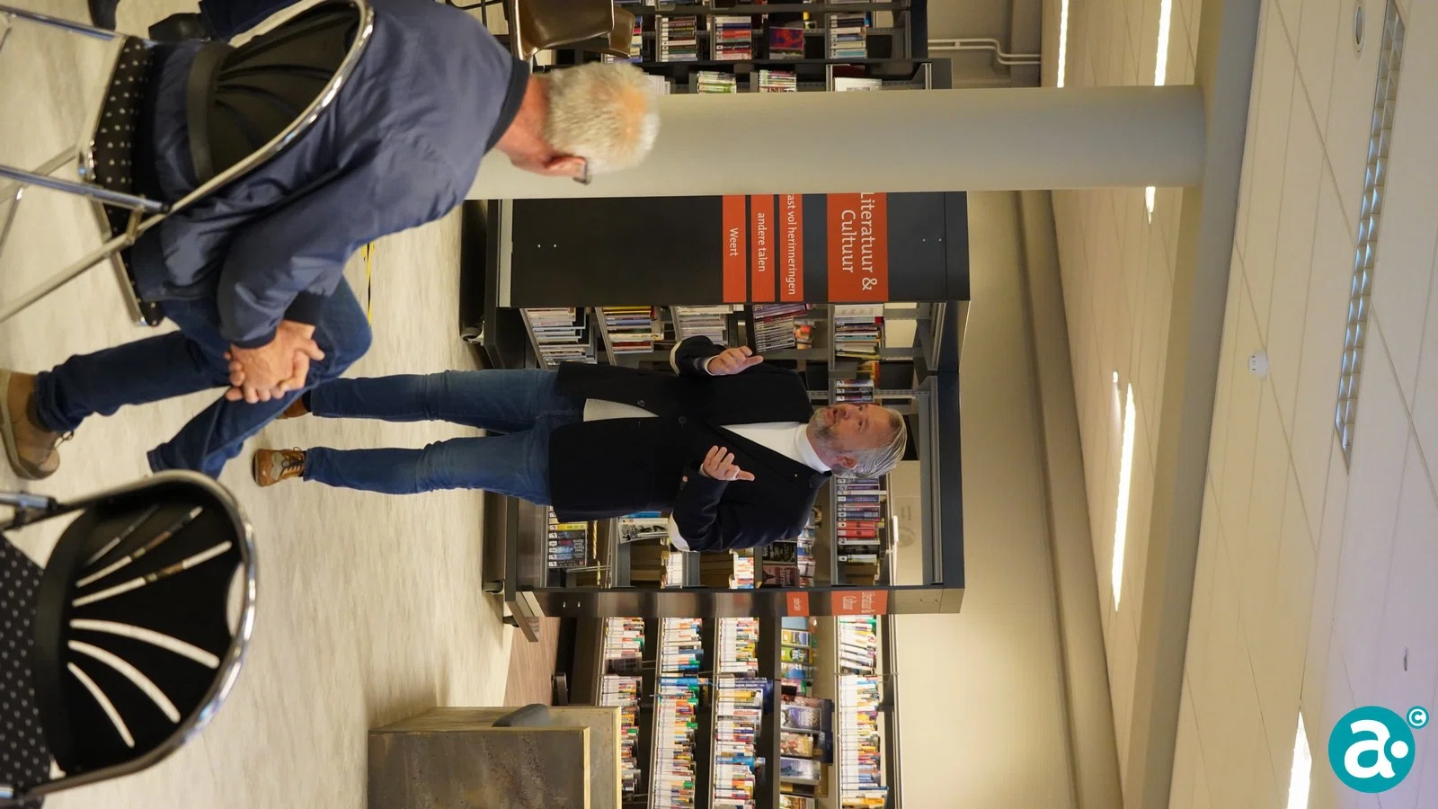 Boek 'Gebrouwen in Weert' aangeboden aan wethouder Gabriëls