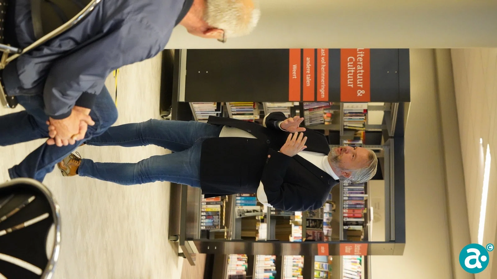 Boek 'Gebrouwen in Weert' aangeboden aan wethouder Gabriëls