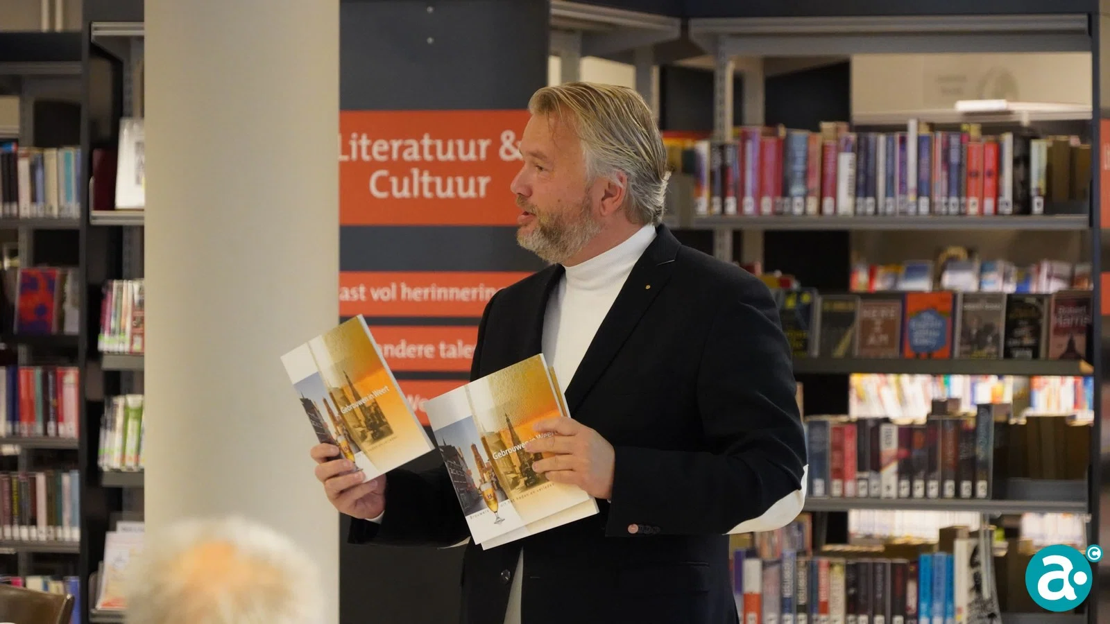 Boek 'Gebrouwen in Weert' aangeboden aan wethouder Gabriëls