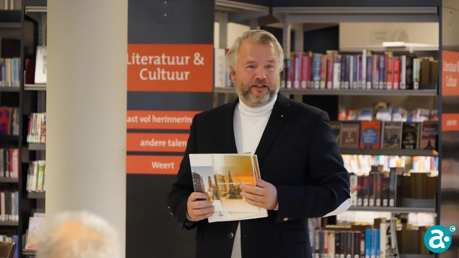 Boek 'Gebrouwen in Weert' aangeboden aan wethouder Gabriëls