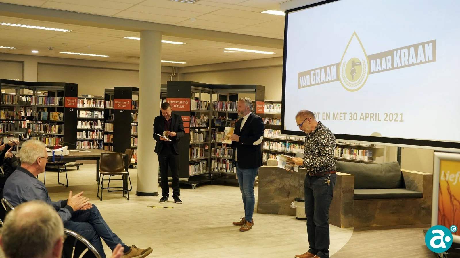 Boek 'Gebrouwen in Weert' aangeboden aan wethouder Gabriëls