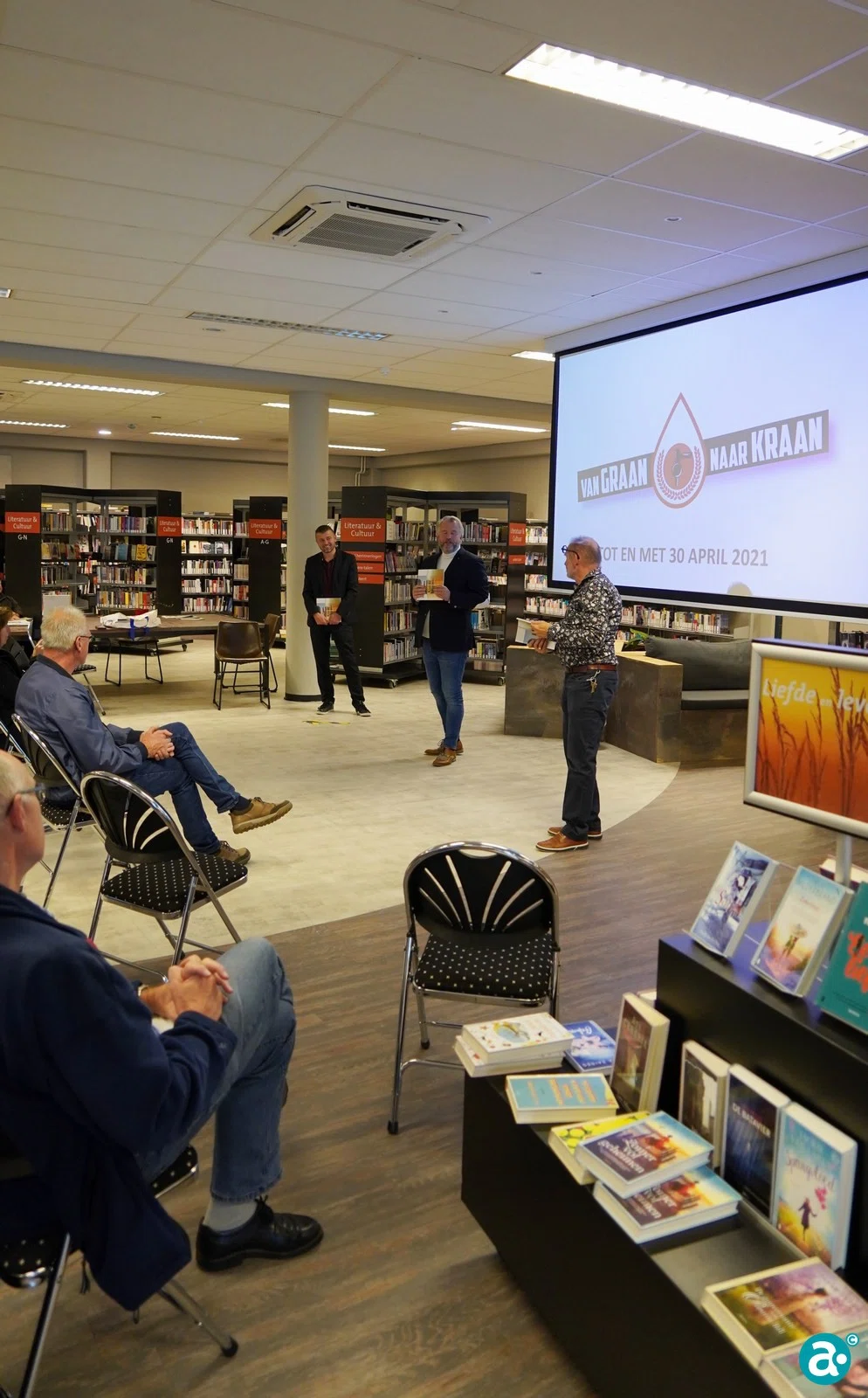 Boek 'Gebrouwen in Weert' aangeboden aan wethouder Gabriëls