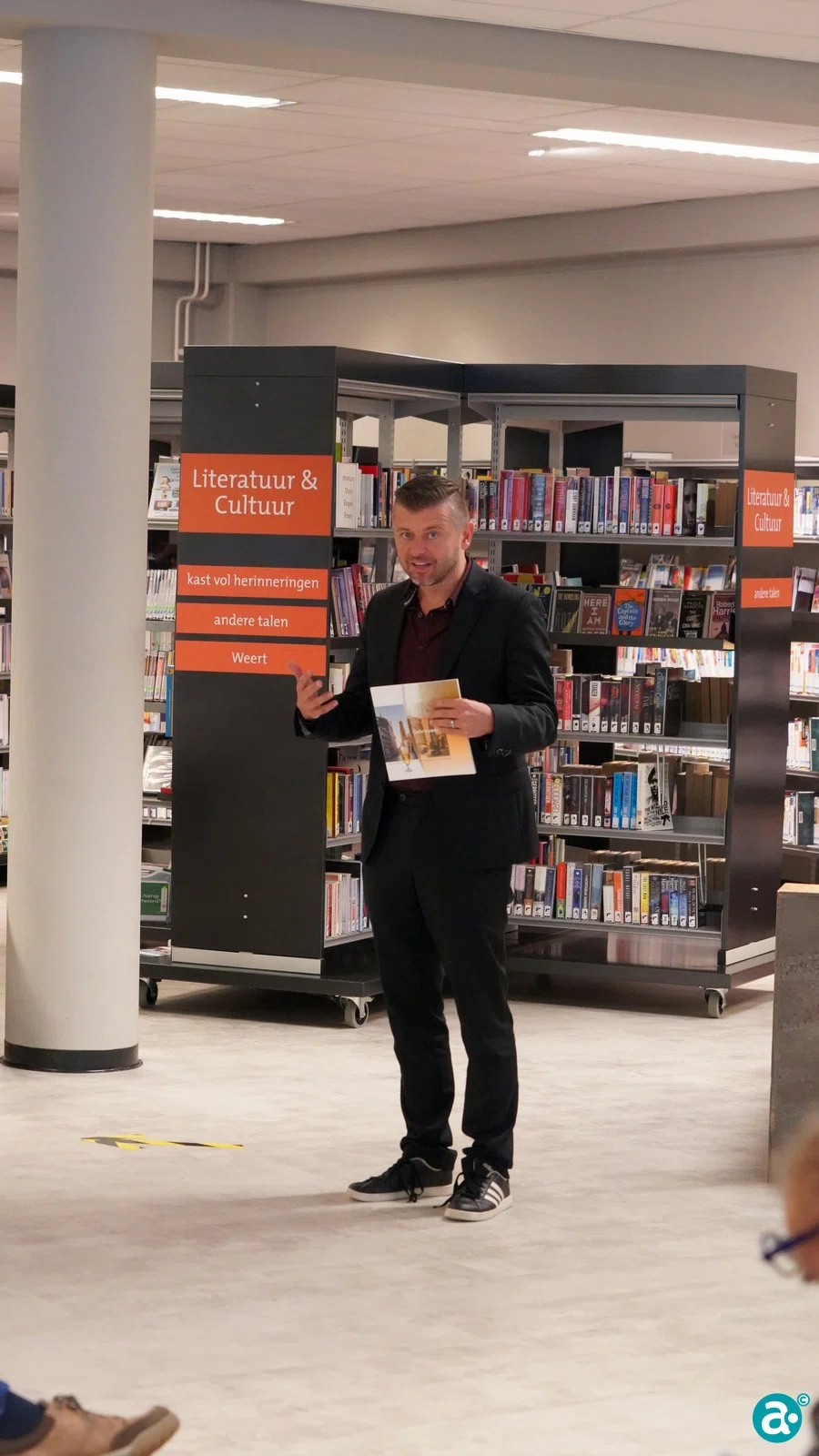 Boek 'Gebrouwen in Weert' aangeboden aan wethouder Gabriëls