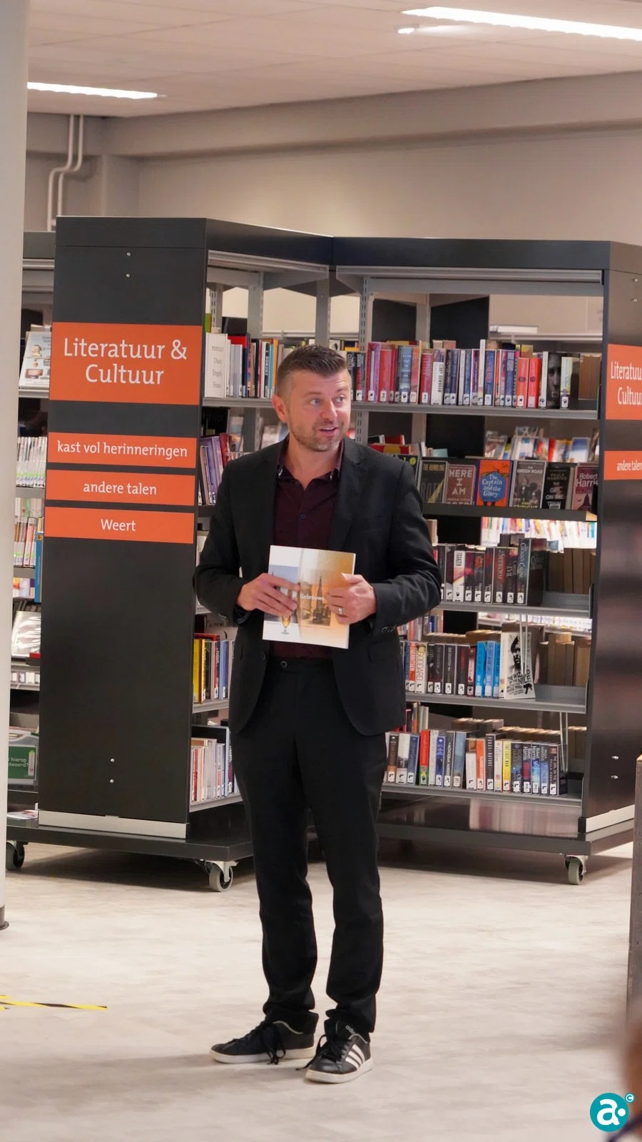 Boek 'Gebrouwen in Weert' aangeboden aan wethouder Gabriëls