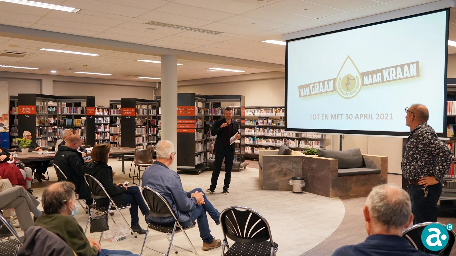 Boek 'Gebrouwen in Weert' aangeboden aan wethouder Gabriëls