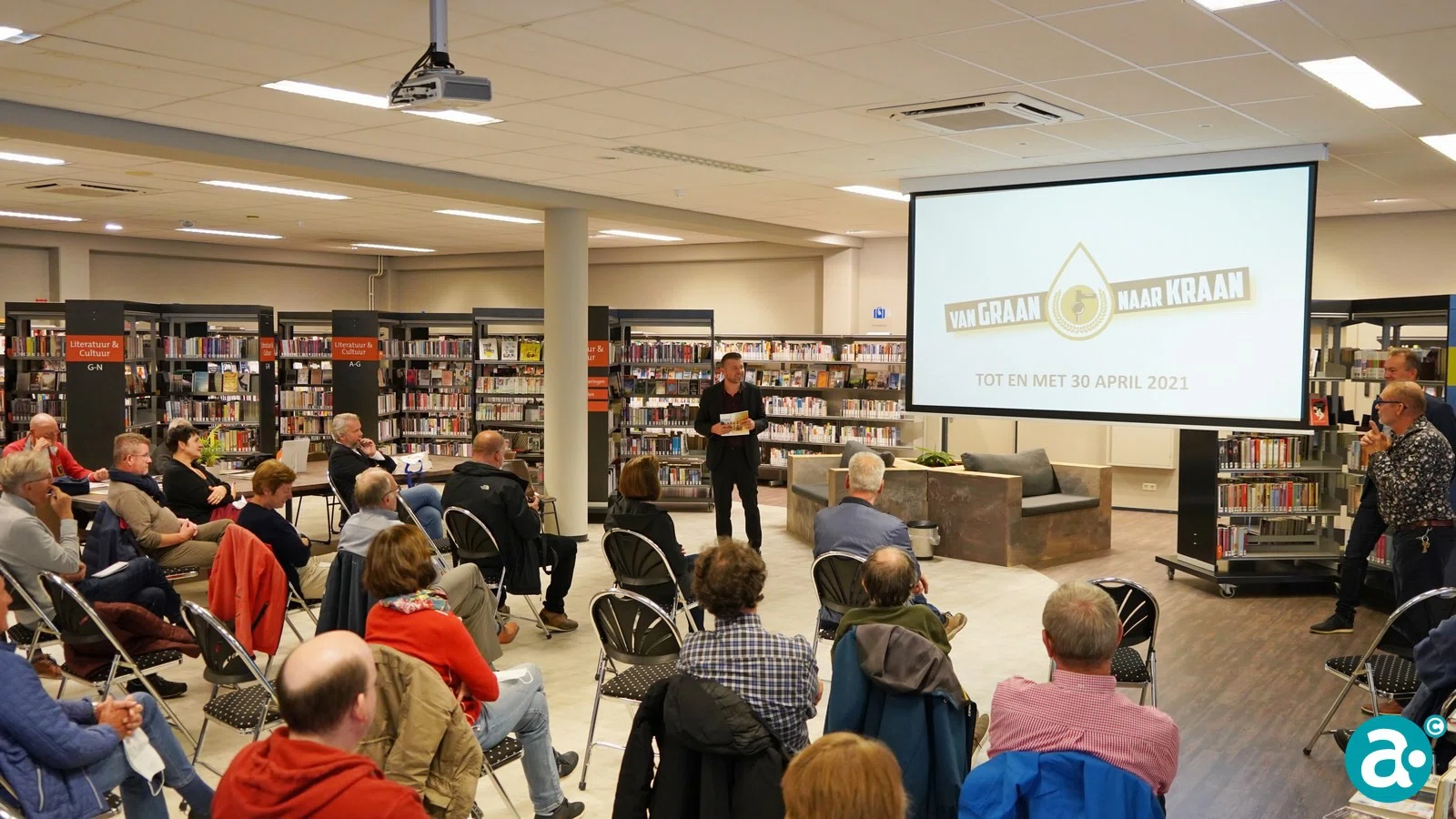 Boek 'Gebrouwen in Weert' aangeboden aan wethouder Gabriëls