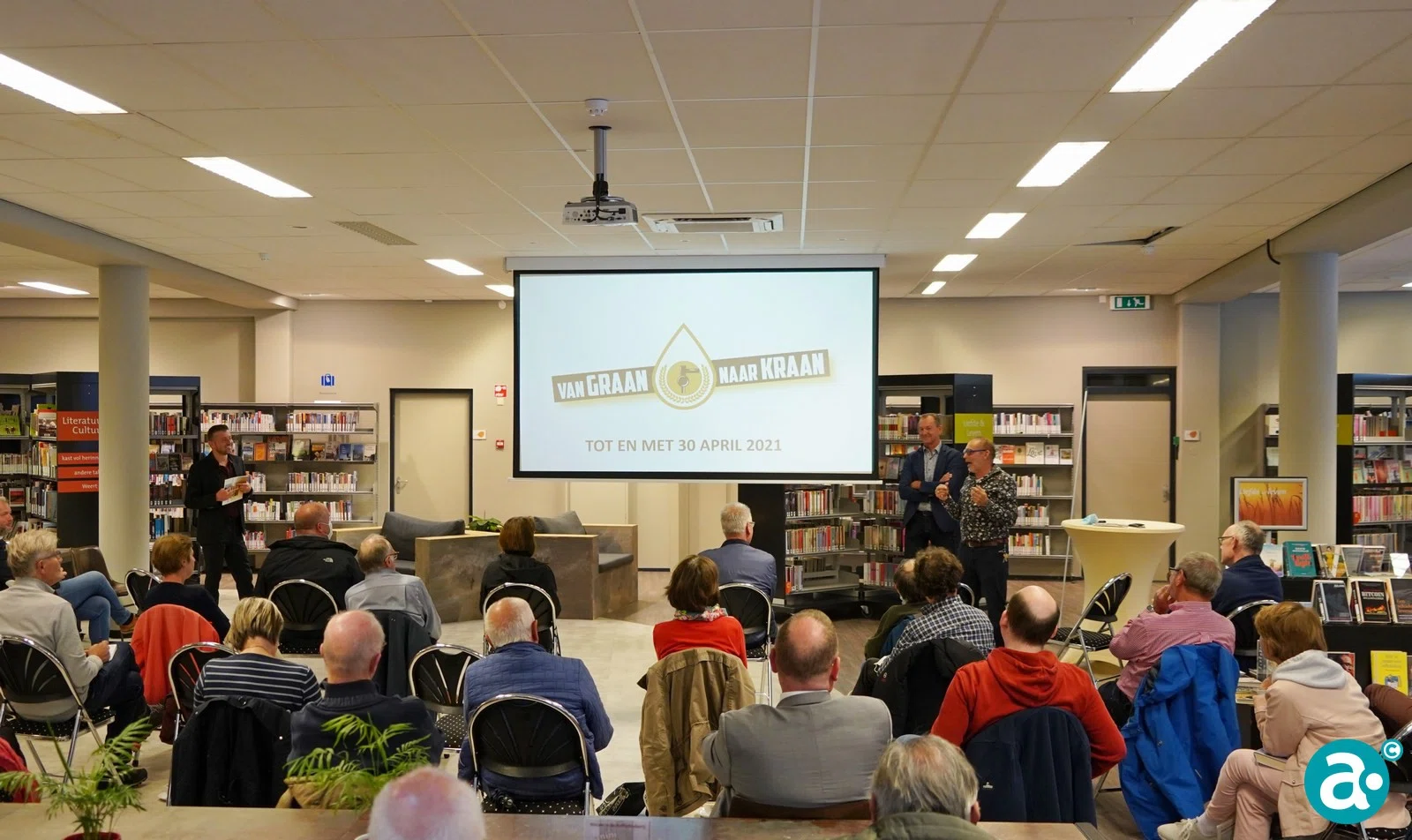 Boek 'Gebrouwen in Weert' aangeboden aan wethouder Gabriëls