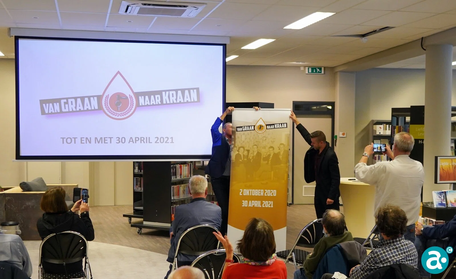 Boek 'Gebrouwen in Weert' aangeboden aan wethouder Gabriëls