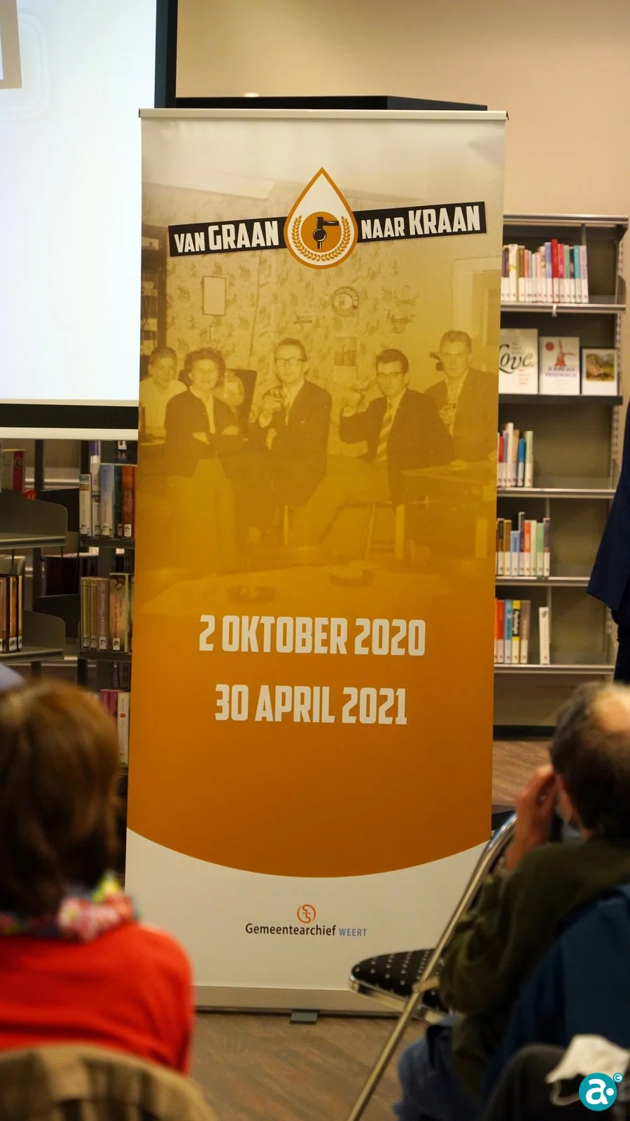 Boek 'Gebrouwen in Weert' aangeboden aan wethouder Gabriëls