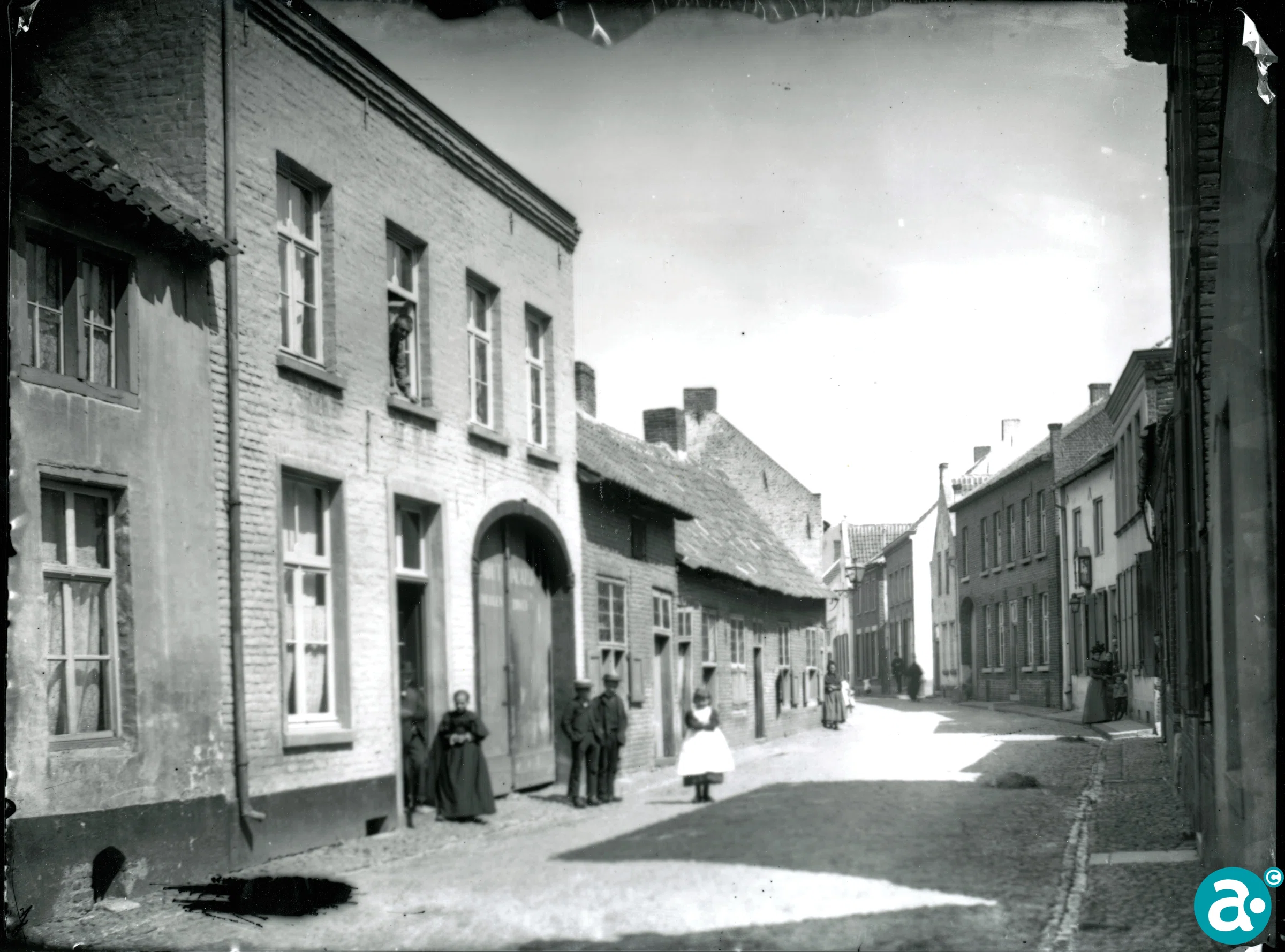 Schoolstraat met armenhuisjes