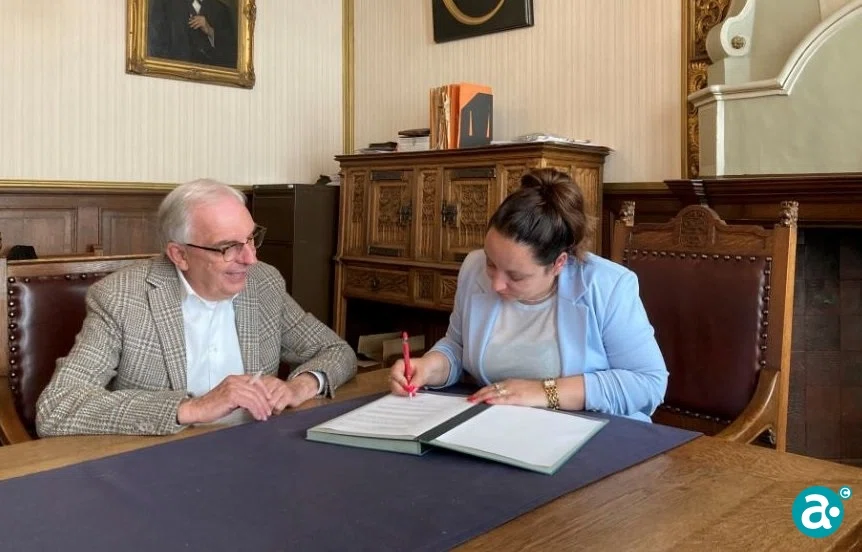 Jos van Rey, wethouder Roermond en en Suzanne Winters, wethouder Weert tekenen de samenwerkingsovereenkomst