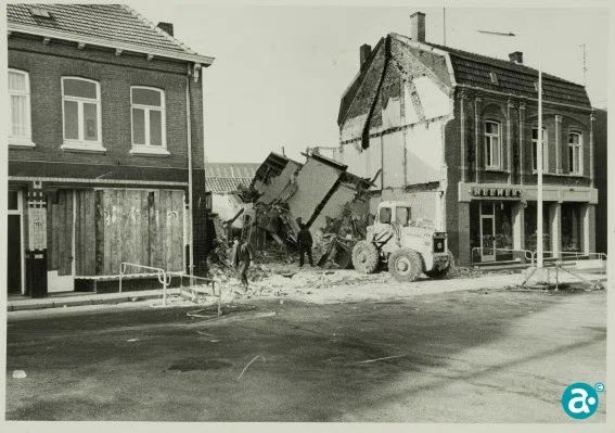 sloop van café De Borgie, rechts fietsenhandelaar Reemers, links een dichtgetimmerd winkelpand | Foto: GAW 111
