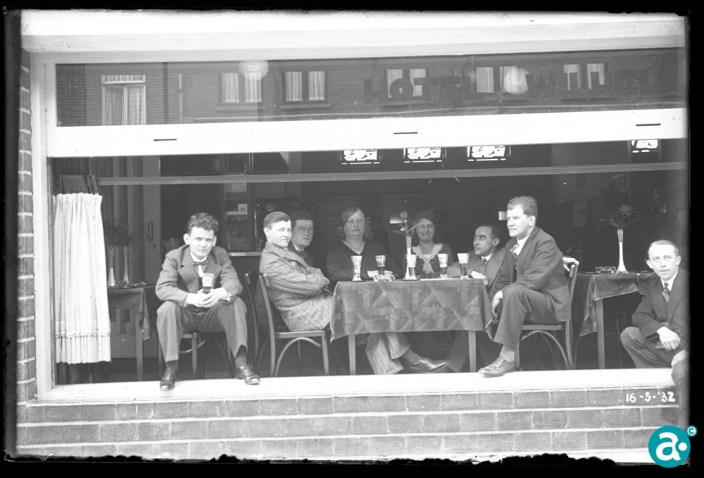 Wertha Bier bij hotel Wilhelmina