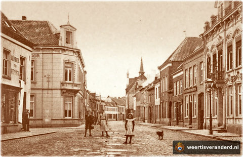 Een deel van de Markt met links Hotel ‘De Hemel’ en daar tegenover het postkantoor. Op de achtergrond het torentje van de kapel van het Ursulinenklooster.