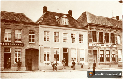 In het pand van café de Beurs is nu makelaardij Witte en Verheul gevestigd. Rechts ernaast ligt het pand waar indertijd muziekleraar Wolf Langen woonde. Na afbraak kwam er een doorgang naar de Nieuwe Markt. De sigarenfabriek in het midden w