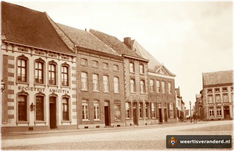 Sociëteit Amicitia werd op 15 oktober 1842 opgericht. In april 1871 werd dit pand gekocht van weduwe Jansen voor de som van 3.640 gulden. De kastelein was toen Frans van de Laar. Later vestigde zich modezaak van de Laar er. Dit was toen nog