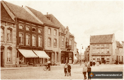 Naast Societeit Amicitia was modezaak Frans van de Laar gevestigd. Daarnaast had slager Theunissen (de “Kwart oeëver Nuuëge”) zijn zaak. Vervolgens café en rijwielhandel Reemers. Deze gevel werd in 1912 vernieuwd.