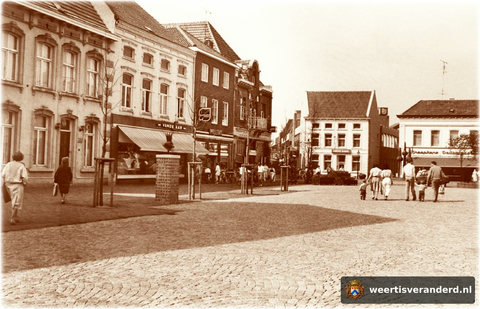 In de loop der jaren is deze kant van de Markt drastisch veranderd, maar de panden zijn wel herkenbaar gebleven. Ter verfraaiïng is het kopje van de Rogstaekers er bijgekomen. Rechts op de foto voor delicatessenzaak Kneepkens staat de fonte