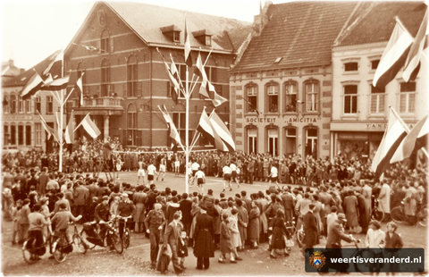 Op de Markt hebben altijd veel evenementen plaats gevonden. Hier wordt op Bevrijdingsdag een volleybalwedstrijd gespeeld.