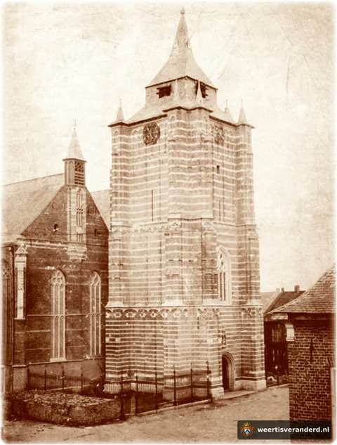 Anno 1880. Voor de toren liggen de stenen klaar om de toren te verhogen. Hij zal later, inclusief houten spits en kruis, ruim 100 meter hoog worden.