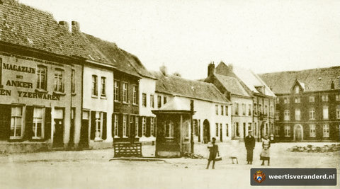 Toen de Gruyter (grootgrutter) nog niet gebouwd had aan de Korenmakt was hier de ijzerhandel Het Anker van de familie Unland gevestigd. En bij de Vesper kon men nog met paard en sjees binnenrijden, getuige de grote poort. Het gebouwtje in h