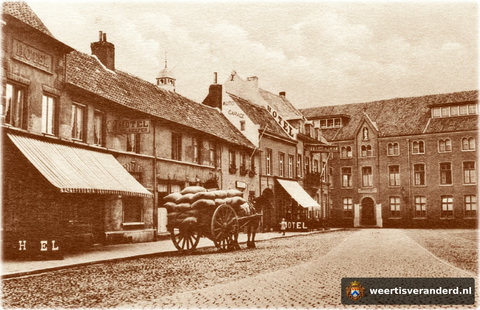 Paard, kar en zakken graan zijn gewogen en nu drinkt de voerman zijn verdiende borrel bij de Vesper. De poort voor de luifel bij hotel de Engel, was later de ingang van de bioscoop Scala.