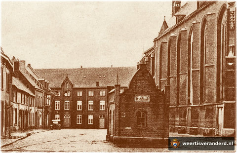 Op de Korenmarkt staat nog het oude waaggebouw waar de boeren hun geoogste produkten konden laten wegen. Rechts is de zij-ingang van de kerk nog niet dichtgemetseld. Links is hotel De Vesper nog in laagbouw. Op de achtergrond de oude gevel