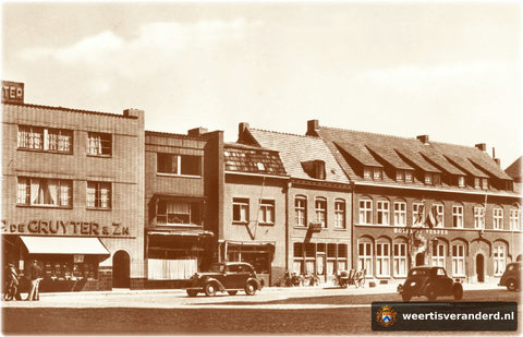 De oude bebouwing van de Korenmarkt heeft plaats gemaakt voor nieuwbouw. Het winkelpand van De Gruyter valt op en ook hotel De Vesper is gemoderniseerd. Naast De Vesper ligt café El Alamein van de familie Janssen (de Soek).