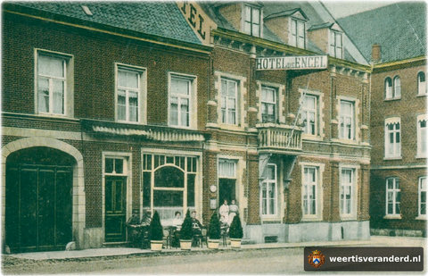 Het meest gerenomeerde hotel van Weert was De Engel. Een hotel met allure waar veel ouders van pensionairen van Saint Louis logeerden. De poort links van het hotel was later de ingang van de Scala-bioscoop. Aan de linkerkant was een sociëte