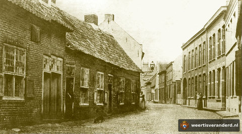 Lage en vervallen arbeidershuisjes van vóór 1900 met kleine raampjes. Ze hebben later plaats gemaakt voor betere huizen en voor de orgelfabriek van de firma Vermeulen. Het pand rechts met de grote poort is het woonhuis van het hoofd van Sta