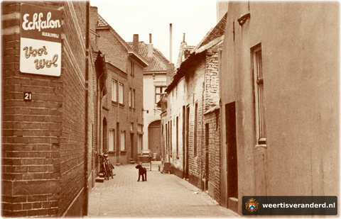 De Prinsenstraat. Verbindingsstraatje tussen Hoogstraat en Schoolstraat. Rechts staan nog enkele zeer oude huizen en aan de linkerkant ligt het woonhuis van de familie Vermeulen, orgelbouwers. In het midden van de straat staat een wasteil m