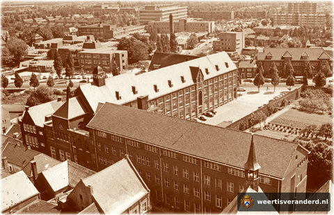 De gebouwen van internaat Saint Louis nog in volle glorie aanwezig. Rechts ziet u een deel van de tuin van de zusters. Birgittinessen uit de Maasstraat.