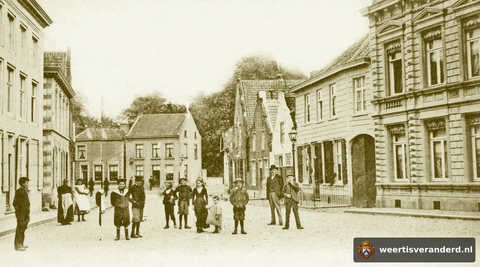 Het pand uiterst rechts was van de familie Hermans, die hier een levensmiddelengroothandel annex koffiebranderij had. In het pand ernaast met het hekje was lange tijd een groentewinkel van Miet Stokbroeks gevestigd. Hier heeft edelsmid Eloy