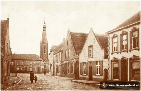 De eerste drie panden rechts op de foto zijn ook tegenwoordig nog duidelijk herkenbaar. In het pand rechts vestigde zich na de oorlog bakkerij Smits. Het lichte huis ernaast noemde men “De spits gemaakdje”en daarnaast had Simar zijn garage.