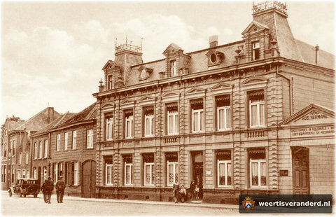 Het fraaie neo-classistische pand van de firma Hub Hermans, o.a. koloniale waren, koffiebranderij en azijnfabriek. Later waren hier de huisartsen Hermans, vader en zoon, gevestigd. In de achttiende eeuw was hier een brouwerij gevestigd, gen