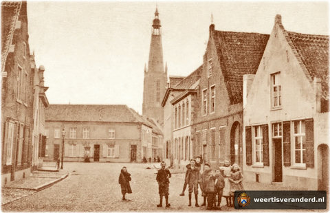 Aan het uiterlijk van de panden op de achtergrond en rechts op de foto is nu, ruim een eeuw later, weinig veranderd. Maar de kinderkopjes als bestrating zijn verdwenen.