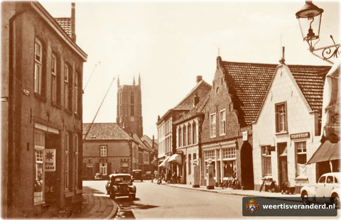 De toren is niet herbouwd. In het witte huis rechts is kapper Theunissen gevestigd.