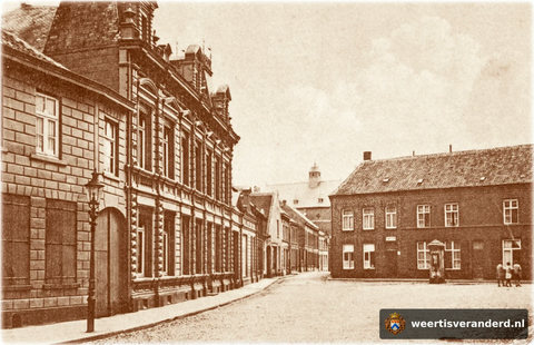 Op de achtergrond staat nog de oude waterpomp waar de buurtbewoners water haalden toen er nog geen waterleiding was. Het torentje is van pensionaat St. Louis.