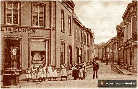 Een kijkje vanaf de Markt richting Hoogstraat. Links ziet u nog de vroegere stadspomp. De kinderen dragen hun mooiste schortje.