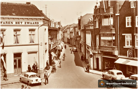Vooraan links in de Hoogstraat de friture en ijszaak van de familie Janssen. Rechts de schoenenzaak van Leijendeckers, nu Rechmann.